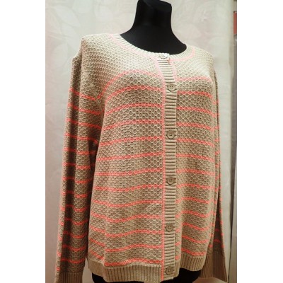 Svetrík s ružovými pásmi